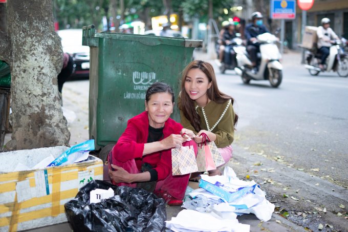 Những nụ cười, sự ngạc nhiên và thích thú biểu hiện trên gương mặt của những người phụ nữ được nhận quà.