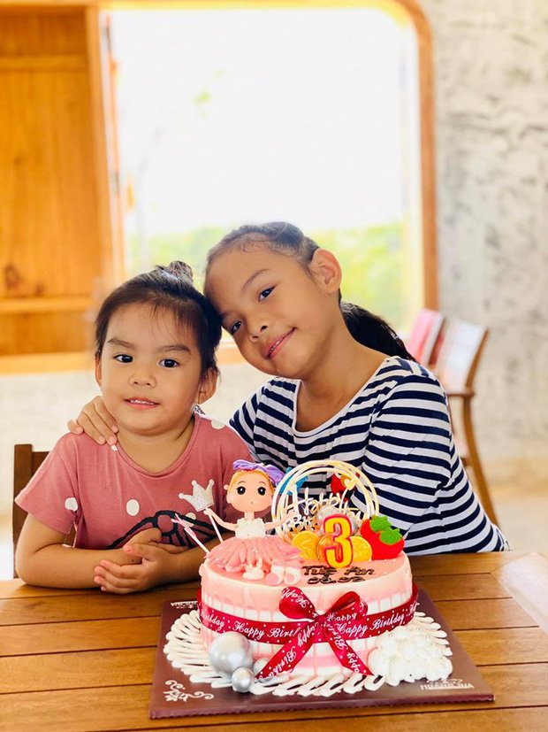 Hai cô con gái của Phạm Quỳnh Anh và chồng.