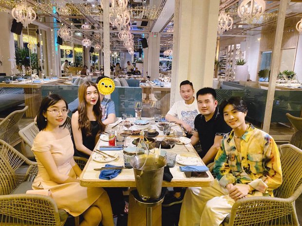 Và chàng trai giấu mặt ngồi bên cạnh.