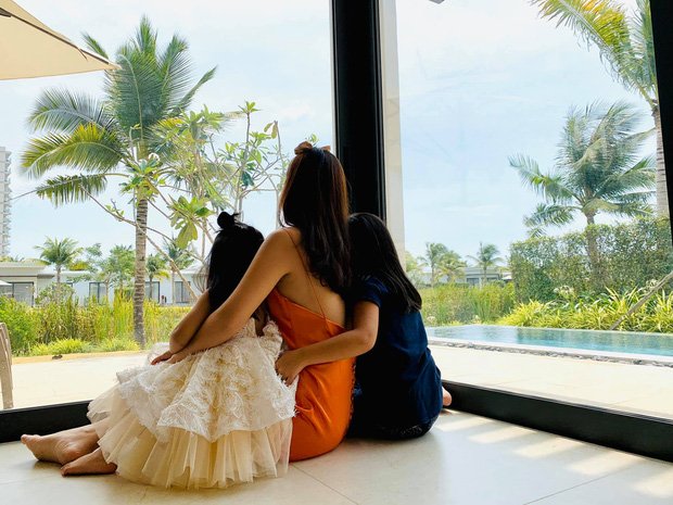 Ba mẹ con tận hưởng cuộc sống yên bình bên nhau.