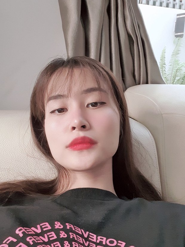Tóc mái lưa thưa khiến nữ ca sĩ càng hack tuổi
