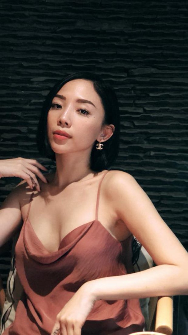 Không chỉ có body đẹp chuẩn người mẫu, những chiếc áo trễ nãi còn giúp Tóc Tiên trở nên gợi cảm hơn.