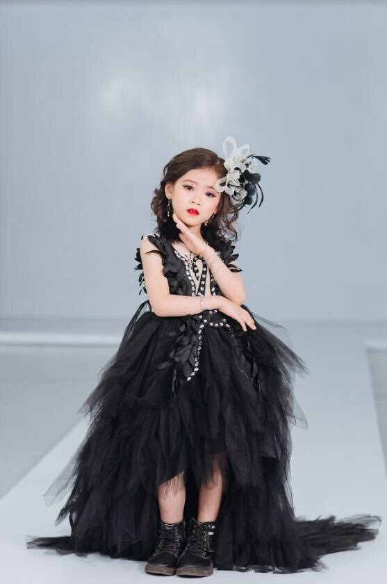 Nguyễn Ánh Ngọc bắt đầu tham gia học các bộ môn năng khiếu của CLB Linh Anh từ đầu năm 2018. Ở CLB nghệ thuật lớn nhất quận Long Biên, cô nàng thử sức mình với các bộ môn: múa, mẫu nhí, zumba kids và dancesport.