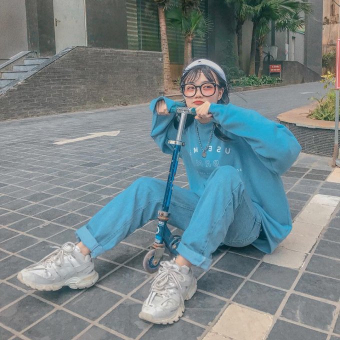 Linh Chi đặc biệt thu hút bởi thân hình bé hạt tiêu, chỉ cao 1m57, mặc dù sở hữu chiều cao khiêm tốn cô nàng vẫn luôn rất tự tin và tỏa sáng theo cách riêng của mình.