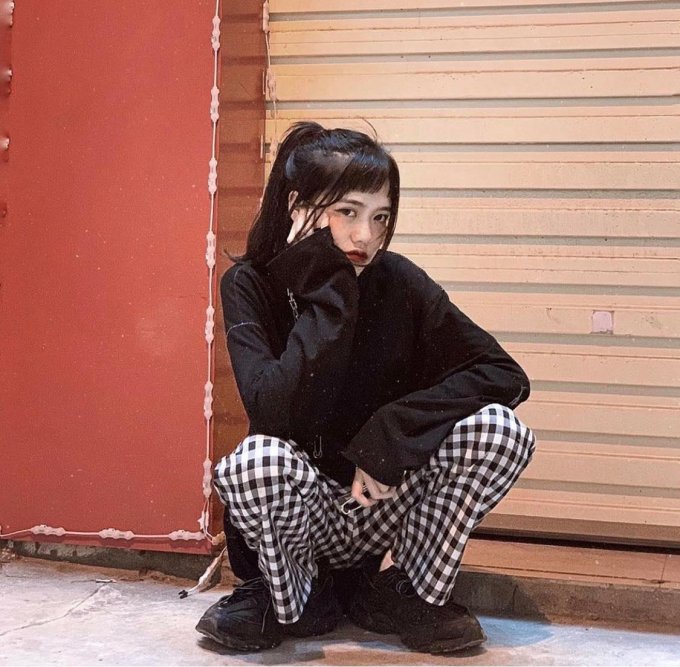 Nhờ vẻ ngoài đáng yêu hết sức, Linh Chi sở hữu hơn 43.000 người theo dõi trên Facebook. Tại Instagram, con số này còn cao hơn, lên đến hơn 247.000 lượt và Tik Tok chạm mức 1,5 triệu follow.