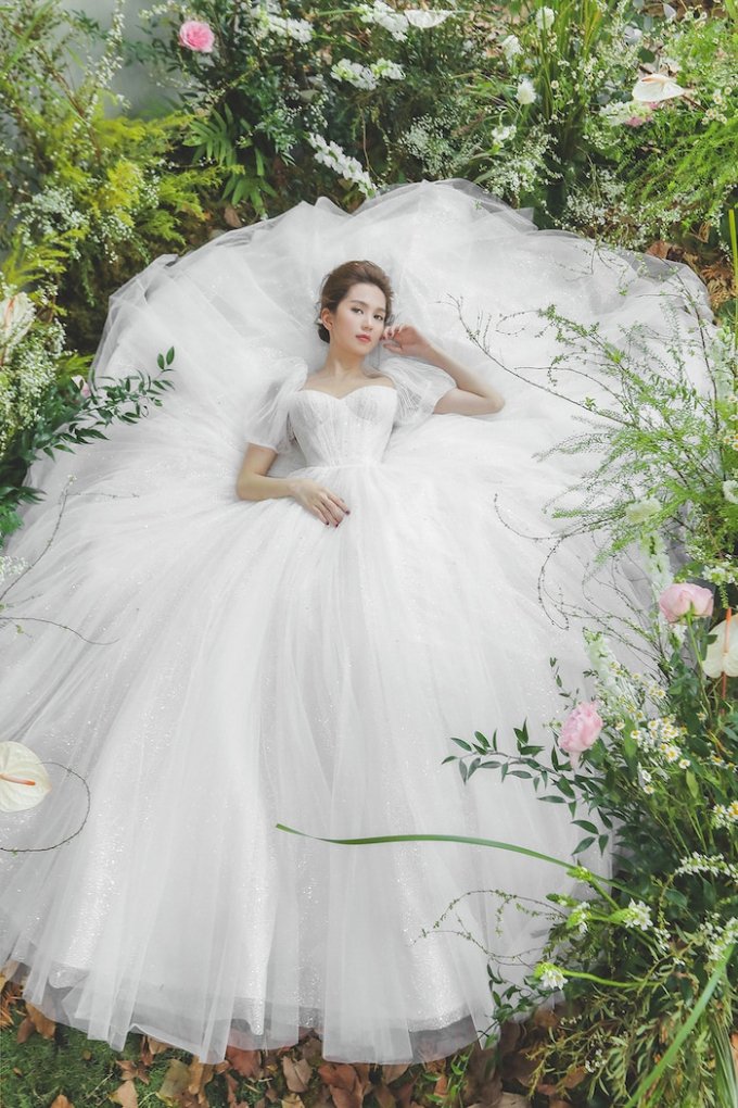 Mới đây, Ngọc Trinh đã khiến cư dân mạng choáng váng khi khoe biệt thự mới của cô toạ lạc ở quận 9, TP HCM. Sự sang trọng, xa hoa của căn hộ cũng như những món đồ nội thất xa xỉ chính là kết quả sau nhiều năm Ngọc Trinh lao động nghệ thuật nghiêm túc.