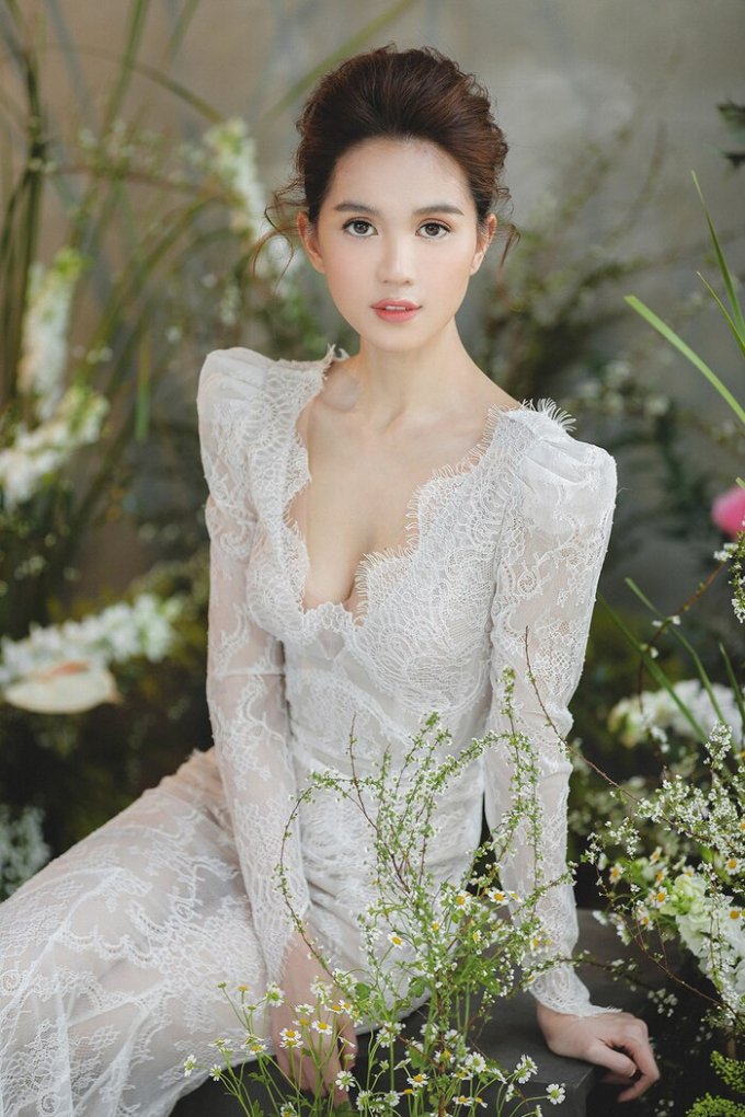 Sở hữu body mảnh mai, chuẩn từng centimet nên không lạ gì khi Ngọc Trinh được công chúng dành lời khen có cánh khi diện đầm xuyên thấu, chất liệu ren cao cấp với kiểu dáng xẻ ngực quyến rũ, hút mắt người nhìn.