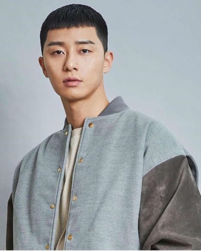 Kiểu tóc được biết đến với tên gọi crew cut. Dù có phần mái khá ngố, nó vẫn được lòng nhiều người vì đảm bảo sự gọn gàng và làm tăng vẻ gai góc, bụi bặm cho nam giới.