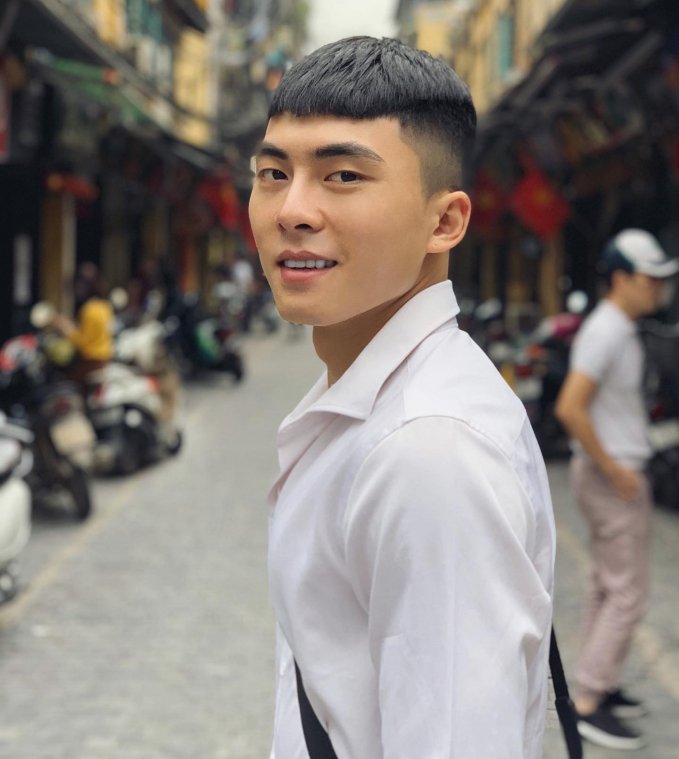 Vẫn là kiểu tóc “vạn người mê” theo trend Itaewon Class Nếu kiểu tóc này hợp với Thế Thịnh thứ hai thì cũng chỉ có Park Seo Joon là hợp thứ nhất
