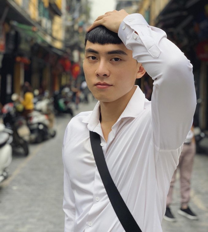 Đến điệu bộ vuốt tóc cũng y chang chàng Park Saeroyi (Park Seo Joon thủ vai) trong phim cơ! Soái ca sơ mi trắng nay diện mái ngố thấy cả một trời…đáng yêu