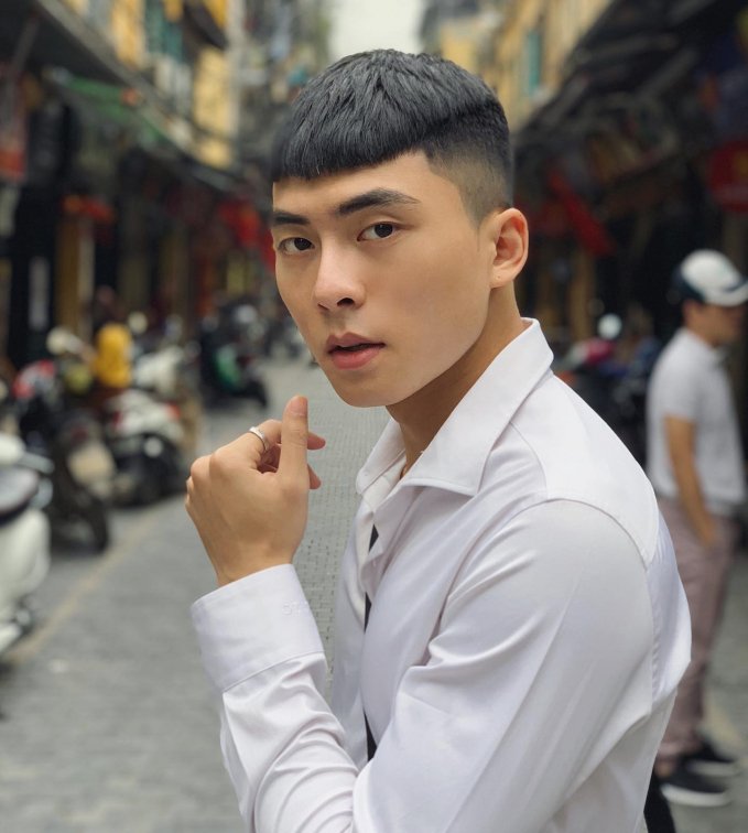 Bài đăng nhận được hàng chục nghìn lượt like, hàng trăm bình luận và chia sẻ. Trong nhiều hội nhóm trai đẹp châu Á, nhờ những hình ảnh này mà cộng đồng mạng đang “ùn ùn” truy lùng danh tính của Thế Thịnh. Thế mới thấy, kiểu tóc Park Seo Joon chính là “chân ái” của chàng diễn viên 9x này, nhan sắc “lên hương” mà độ hot cũng tăng ngùn ngụt.