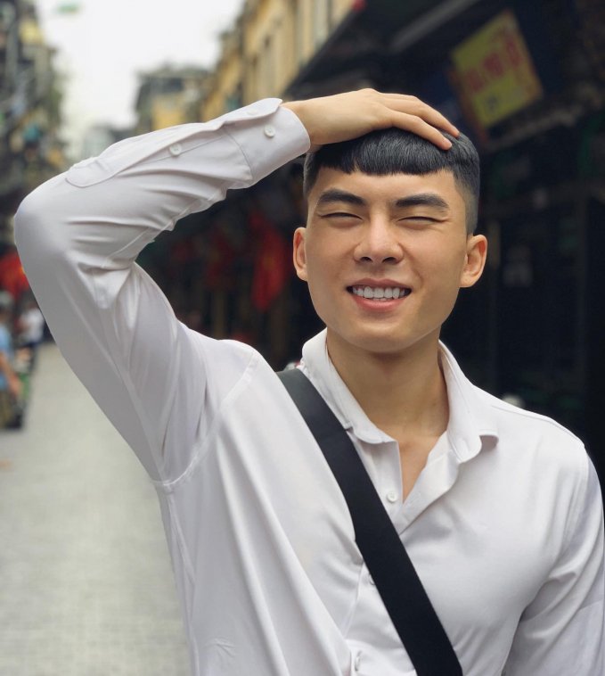 Anh chàng tâm sự: “Thời điểm này, mình dừng hết mọi hoạt động, công việc chỉ ngồi ở nhà làm việc online. Hôm nay, có công việc quan trọng trên phố cổ Hà Nội nên phải rời khỏi nhà. Lần đầu thấy phố cổ vắng bóng người đến vậy nên chụp vài tấm kỷ niệm”.