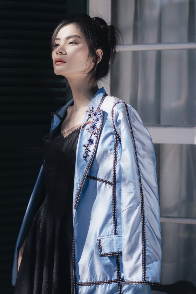 Siêu mẫu Kim Dung là người được Hà Duy giao cho mặc bộ sưu tập lụa mới nhất này. Quán quân Next Top Model 2017 vốn có mối quan hệ khá thân thiết với Hà Duy từ lúc cô mới bước chân vào nghề người mẫu tại Hà Nội. Với khả năng diễn xuất linh hoạt trước ống kính, Kim Dung đã thực hiện bộ ảnh trong thời gian gấp rút và ngắn ngủi vào buổi sáng sớm tại Đà Lạt.