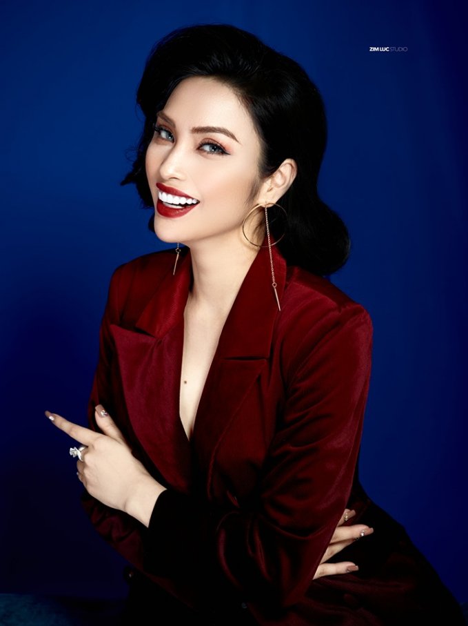 Sở hữu gương mặt với đường nét hài hòa và gây được thiện cảm cùng cả tá tài lẻ và gia thế, Huyền Sâm không khó khăn để chiếm được cảm tình của công chúng.