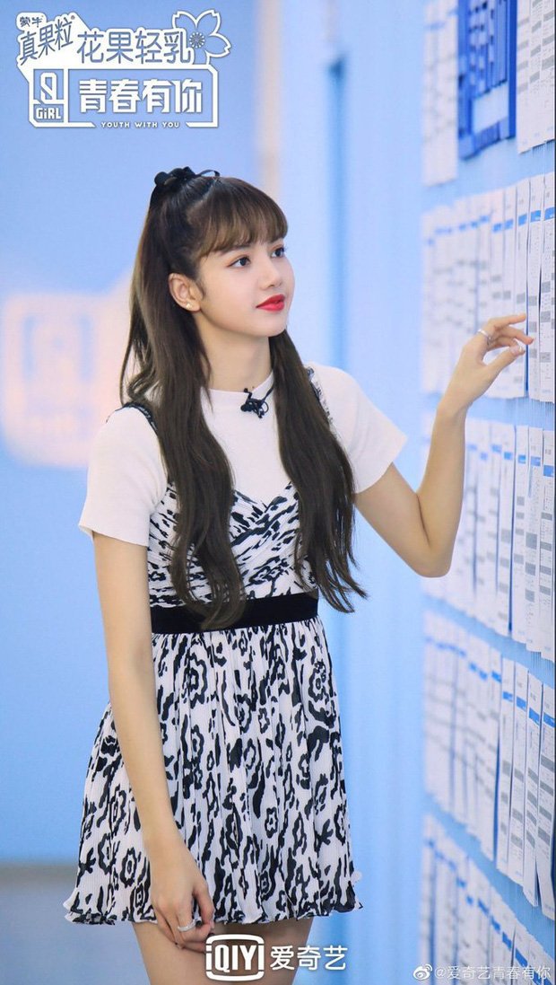 Từ khi tham gia 'Thanh xuân có bạn 2' Lisa trở nên nữ tính dịu dàng hơn hẳn