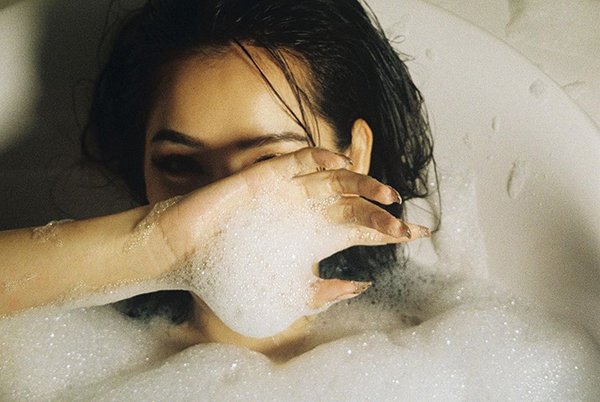 Chi Pu càng ngày càng táo bạo và sexy trong từng khung hình.