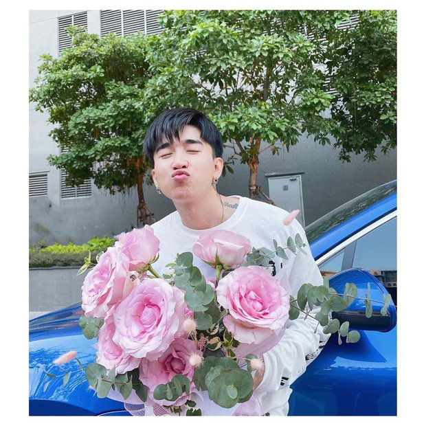 Tình cờ Chi Dân cũng diện đồ trắng và cầm bó hoa.