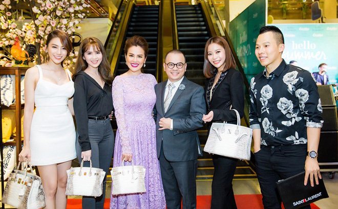 Hoa hậu Hải Dương (thứ 2 từ phải sangg) cầm trên tay chiếc túi Hermes Himalayan Crocodile Birkin.