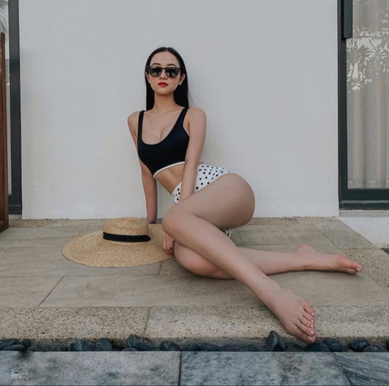 Jun Vũ khoe chân dài miên man và body cực kỳ quyến rũ.