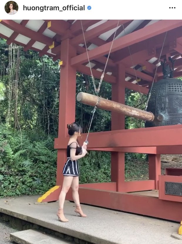 Hương Tràm khoe clip vui vẻ thỉnh chuông ở chùa.