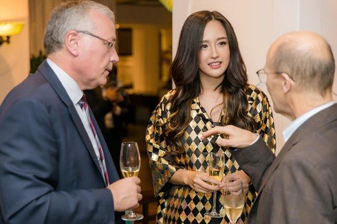 Mai Phương Thúy trong một hội nghị doanh nhân tỷ đô.
