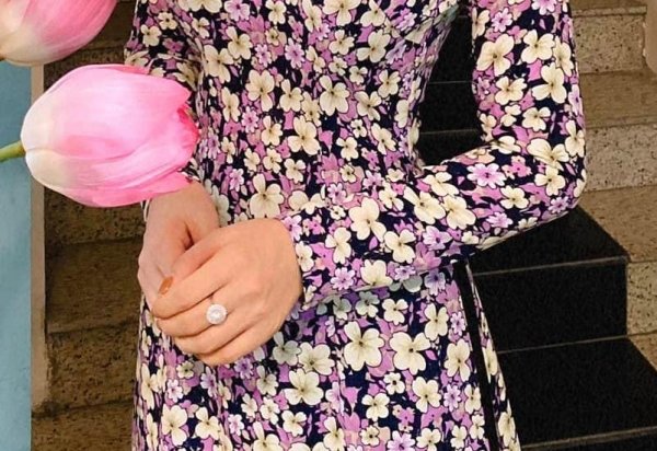 Chiếc nhẫn kim cương khủng Hòa Minzy đeo gây sự chú ý.