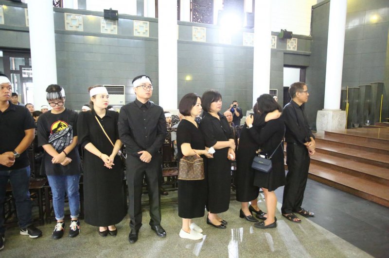 Người thân trong đám tang MC Diệu Linh.