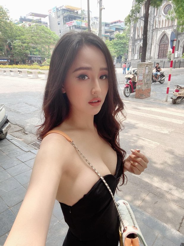 Những chiếc váy cúp ngực cũng được người đẹp diện thường xuyên.