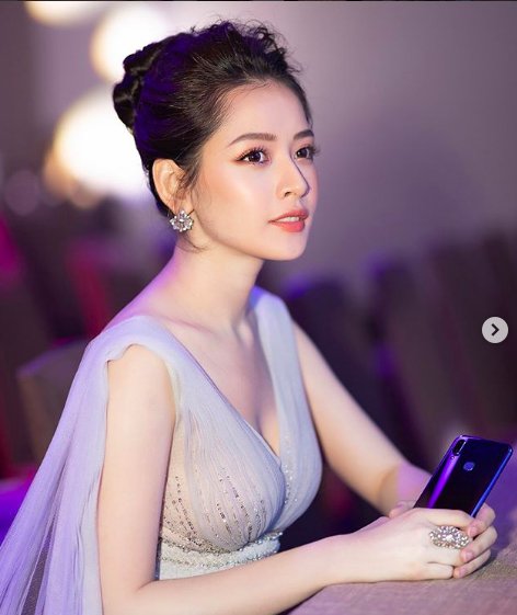 Phong cách ăn mặc của Chi đang gần như thiên hoàn toàn về hướng sexy, gợi cảm.