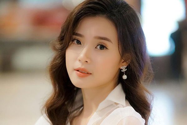 Midu được mệnh danh là ngọc nữ bởi vẻ ngoài trong sáng.