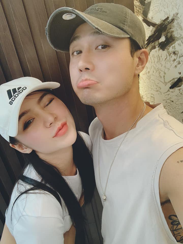 Loạt ảnh tình tứ của cặp đôi.