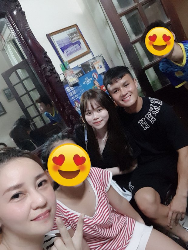 Huỳnh Anh và Quang Hải cùng những người thân.