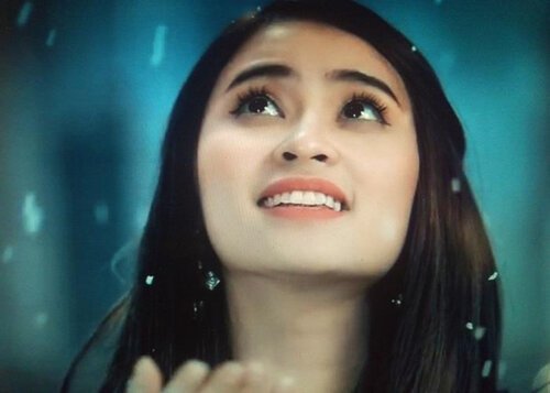 Khuôn mặt trong sáng khiến cô thường nhận lời mời là nữ chính trong các MV ca nhạc.