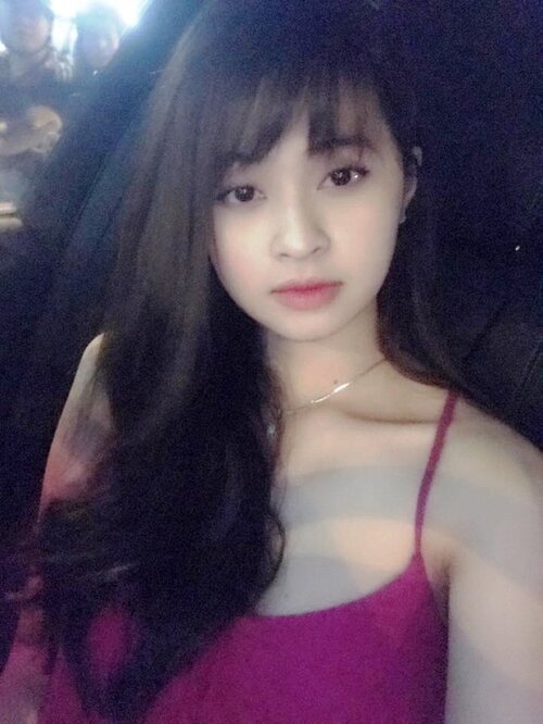 17 tuổi, cô vào Nam sống và lọt vào mắt xanh của nhiều đạo diễn vì sở hữu ngoại hình xinh xắn và tài diễn xuất. Đầu năm 2014, Ngọc nhận được lời mời đóng MV ca nhạc cho nhiều nghệ sĩ nổi tiếng như Cao Thái Sơn, Đan Trường…