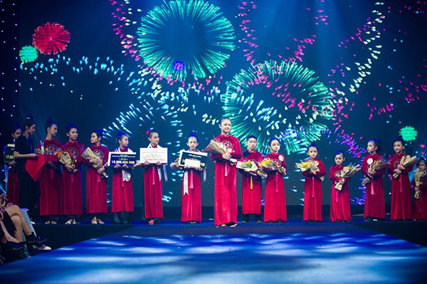 Kim Chi đã vượt qua những ứng cử viên nặng ký giành ngôi quán quân gương mặt thương hiệu PhươngLLy mùa 2.