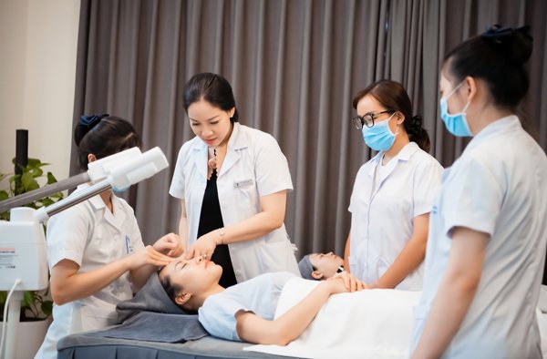 Chuyên gia Đinh Ánh Tuyết trực tiếp làm đẹp cho khách hàng.