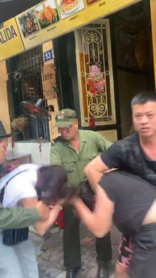 Vụ việc trên phố Hàng Buồm khiến dân mạng náo loạn.