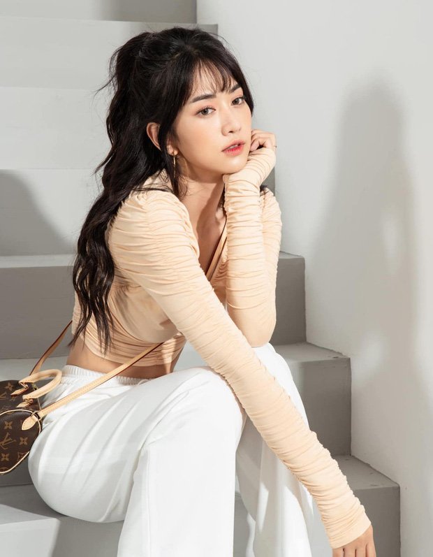 Lê Xuân Anh (biệt danh Bống, 25 tuổi) là một gymer chính hiệu. Cô nàng sở hữu vóc dáng đáng mơ ước với vòng eo “siêu thực” khó tin.