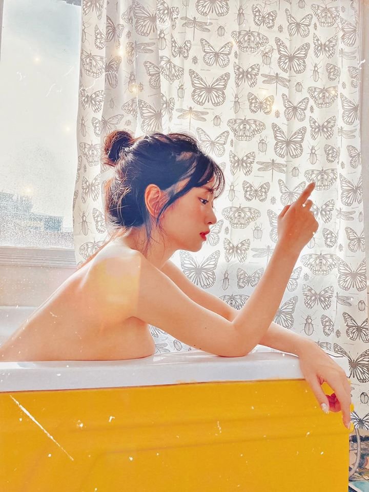 Trên trang cá nhân, Lê Bống thường xuyên đăng tải những bức ảnh gợi cảm, nóng bỏng.