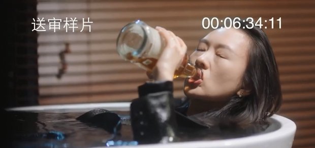 Cố Giai uống rượu giải sầu.