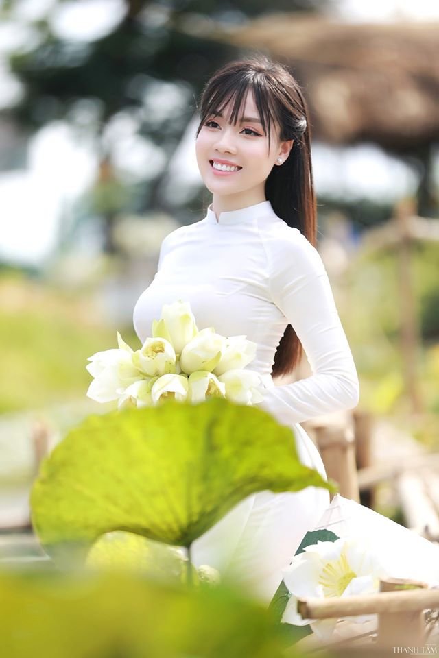 Âu Hà My là giảng viên xinh đẹp, gợi cảm.