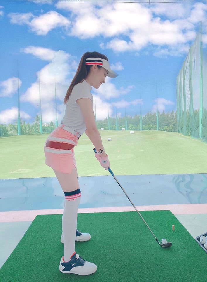 Khi đi tập golf, Âu Hà My cũng khiến nhiều người phát sốt với thân hình nóng bỏng.