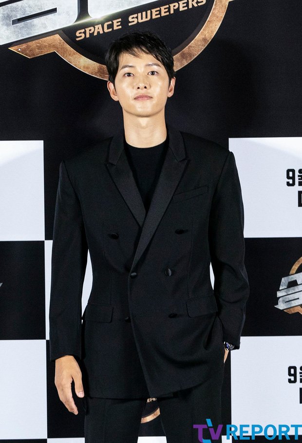 Mặc dù góc chụp và ánh đèn khiến Song Joong Ki bị 