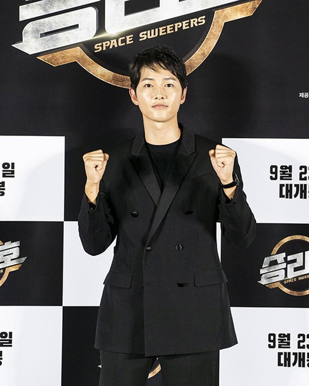 Đây là lần đầu tiên Song Joong Ki xuất hiện sau loạt ồn ào tình cảm suốt thời gian qua.
