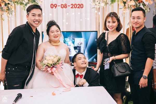 Nhà văn Sơn Paris kịp có mặt tại Hà Nội để chúc mừng Thiên Ngôn