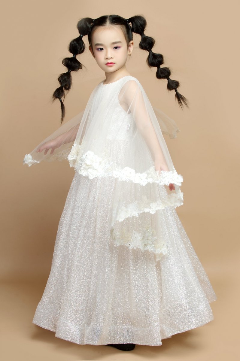 “Khi cho con tham gia trình diễn thời trang, gia đình tôi mong muốn con dạn dĩ, tự tin hơn trước đám đông, đặc biệt là rèn luyện tính tự lập, sinh hoạt nhóm với các bạn diễn. Khi được đứng trên sân khấu, Kitty rất vui, con hạnh phúc khi được khoác lên mình những bộ trang phục mới”, chị Lê Hồng Thủy bày tỏ.