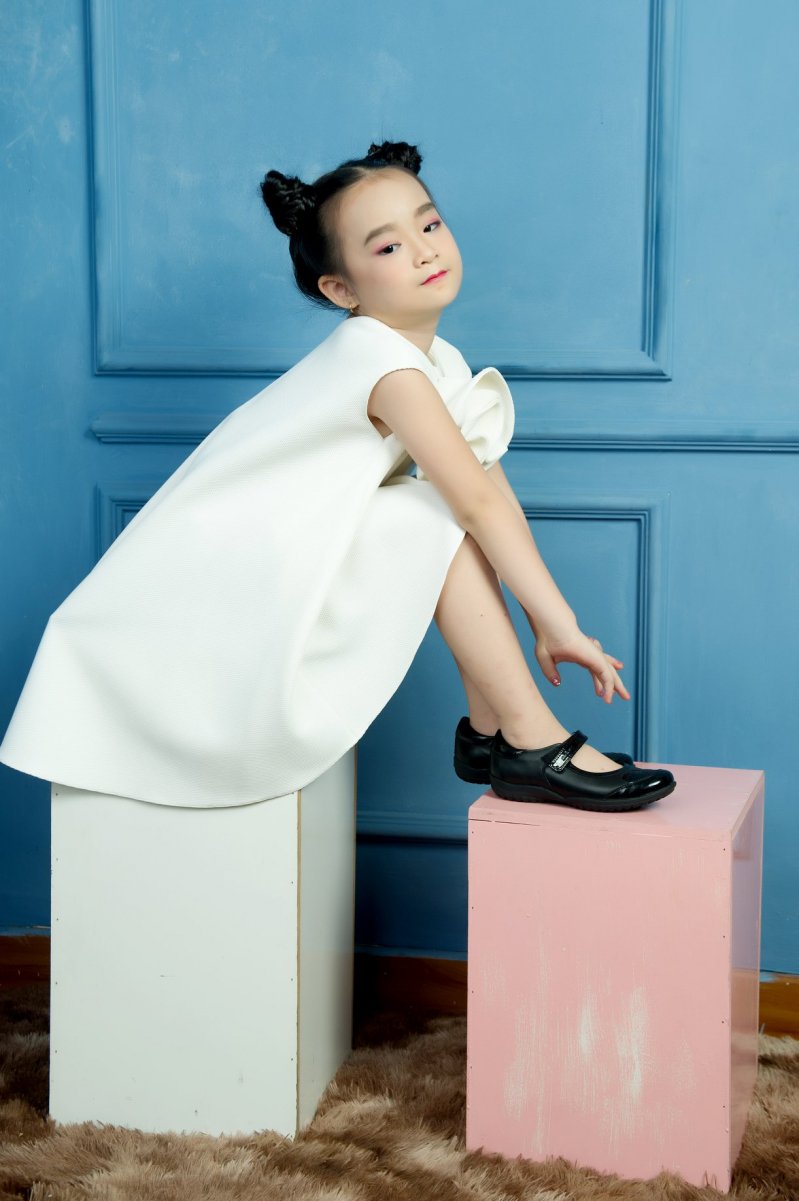 Theo chia sẻ của chị Lê Hồng Thủy – mẹ của Kitty Ngân Khánh, cô bé bén duyên với catwalk từ năm 4 tuổi. Ban đầu, gia đình cho Kitty Ngân Khánh tham gia khóa đào tạo ở lớp của siêu mẫu Xuân Lan, sau khi hoàn thành 2 khóa học tại đây, Kitty Ngân Khánh theo học lớp của thầy Phạm Quang Đại.