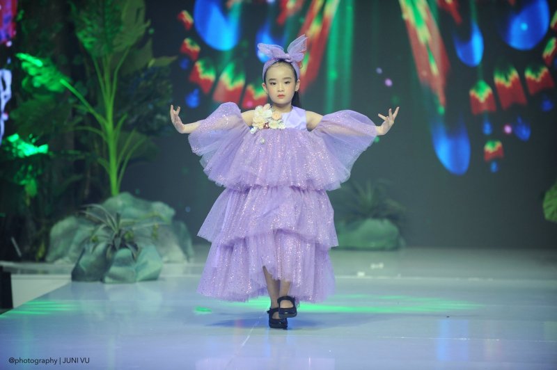 Được Nhà báo Đông Vũ hết mực yêu quý, Kitty Ngân Khánh là mẫu nhí diện tất cả những thiết kế mới của Đông Vũ. Chính vì vậy, Kitty Ngân Khánh được người hâm mộ đặt biệt danh “nàng thơ của nhà báo Đông Vũ”.