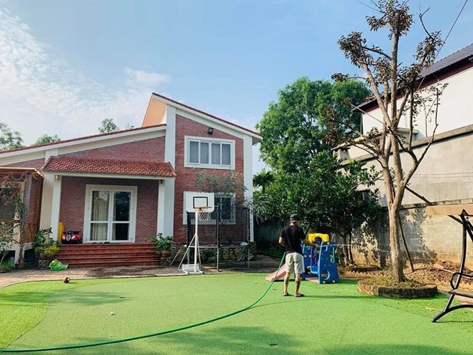 Khu đất được vợ chồng Hồng Đăng quy hoạch thành nhiều khu vực, như khu vui chơi cho trẻ em, ao để trồng sen, khu trồng rau, nuôi cá, thả gà. Toàn bộ thực phẩm được dùng để cung cấp cho gia đình và người thân.