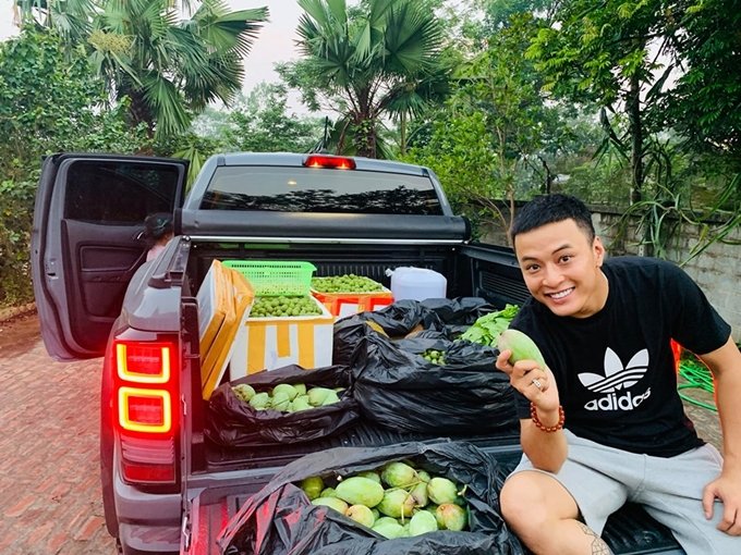 Năm ngoái, vợ Hồng Đăng đã chia sẻ về mùa bội thu với hơn 150kg sấu, hàng chục quả mít, hàng chục cân xoài thu hoạch được từ vườn nhà. Hầu hết số thực phẩm này được nhà anh mang biếu họ hàng, bạn bè.